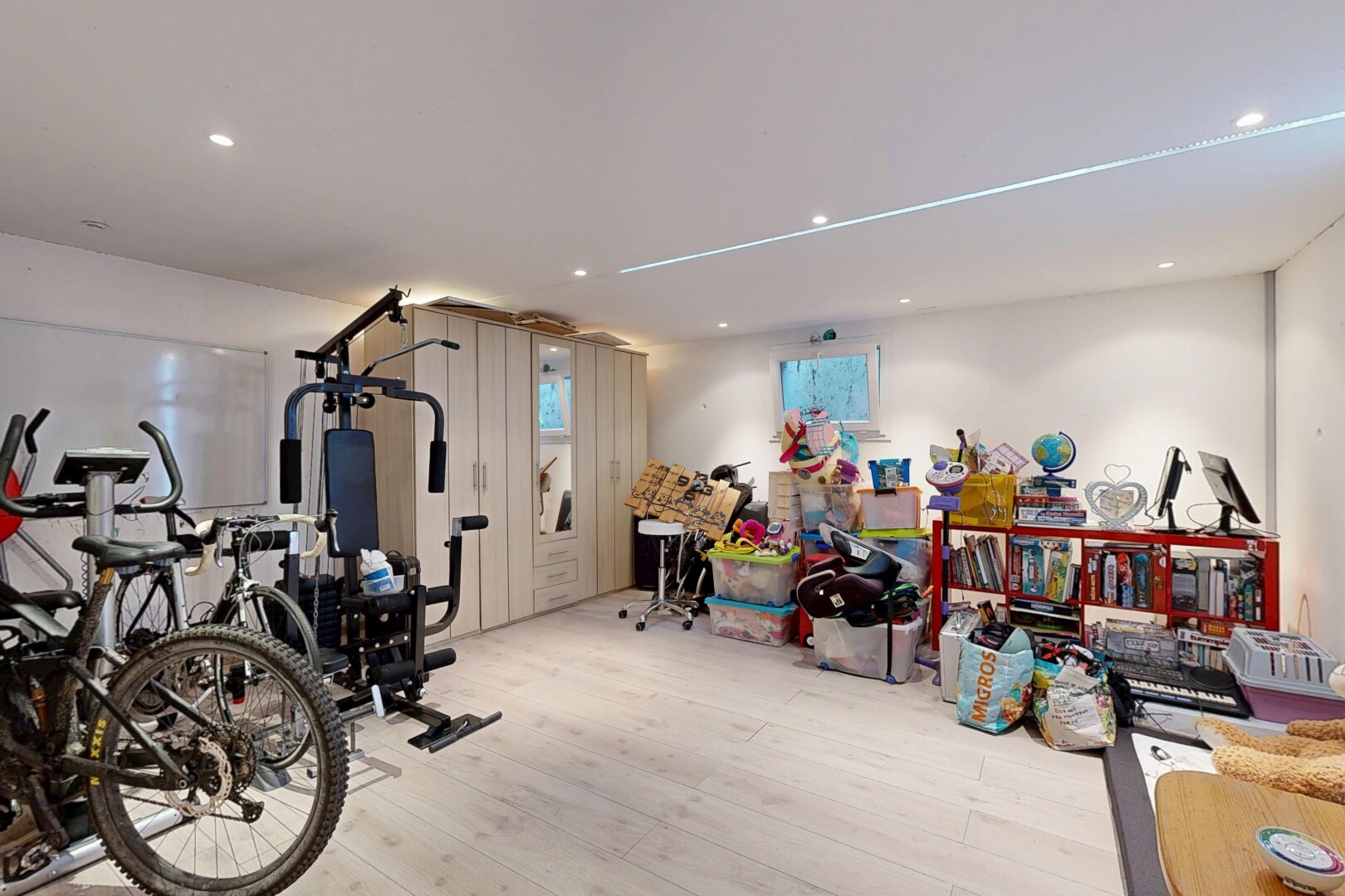 gym avec sol en finition bois, wood finish floor, inside property, cloison sèche, et drywall