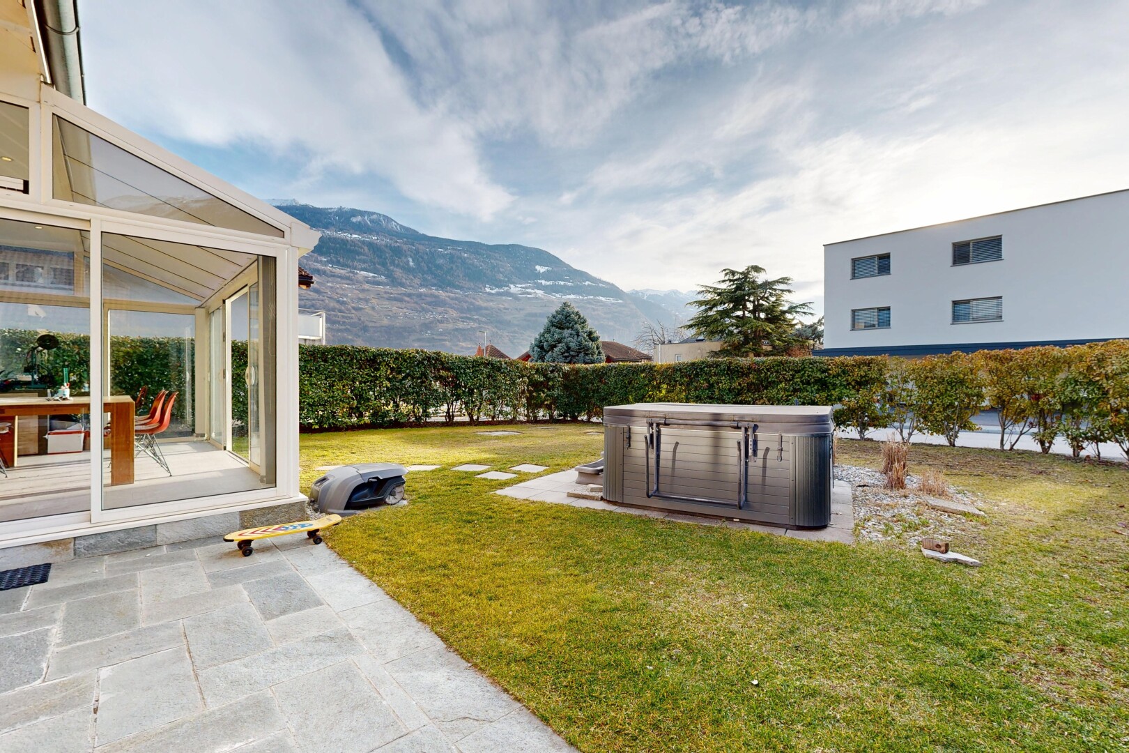 jardin avec vue sur la montagne, mountain view, from property, day time, et pelouse