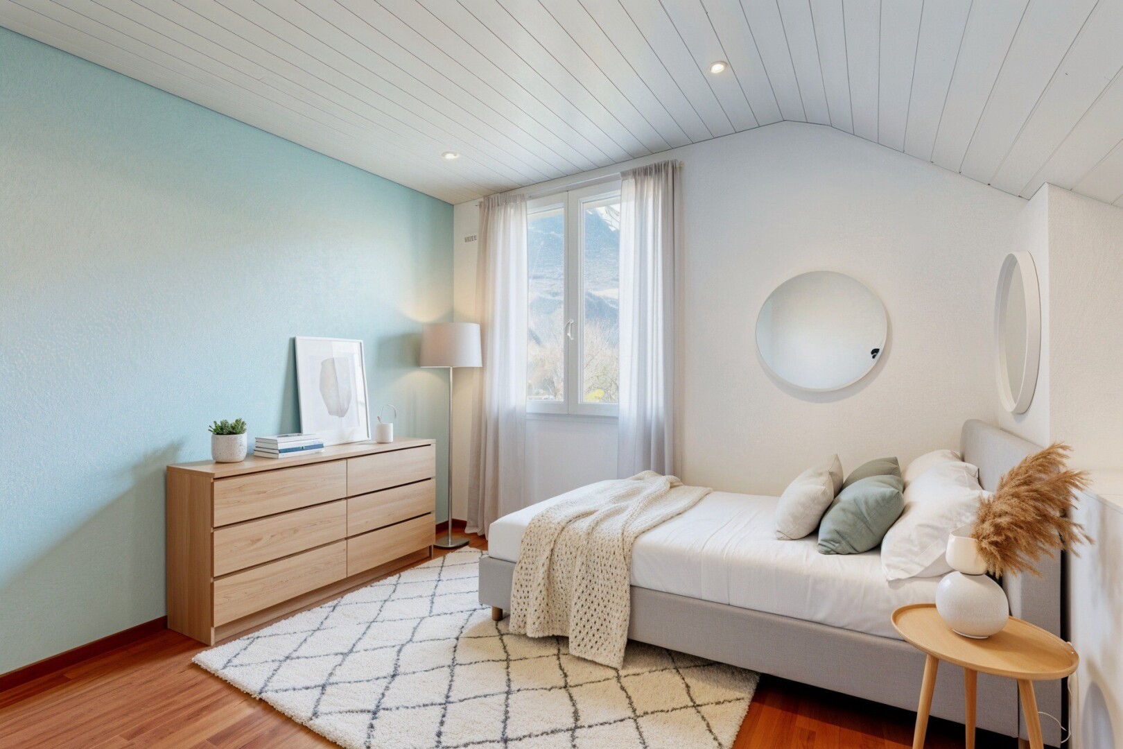 chambre avec sol en finition bois, wood finish floor, lumière naturelle, natural light, et plafond voûté