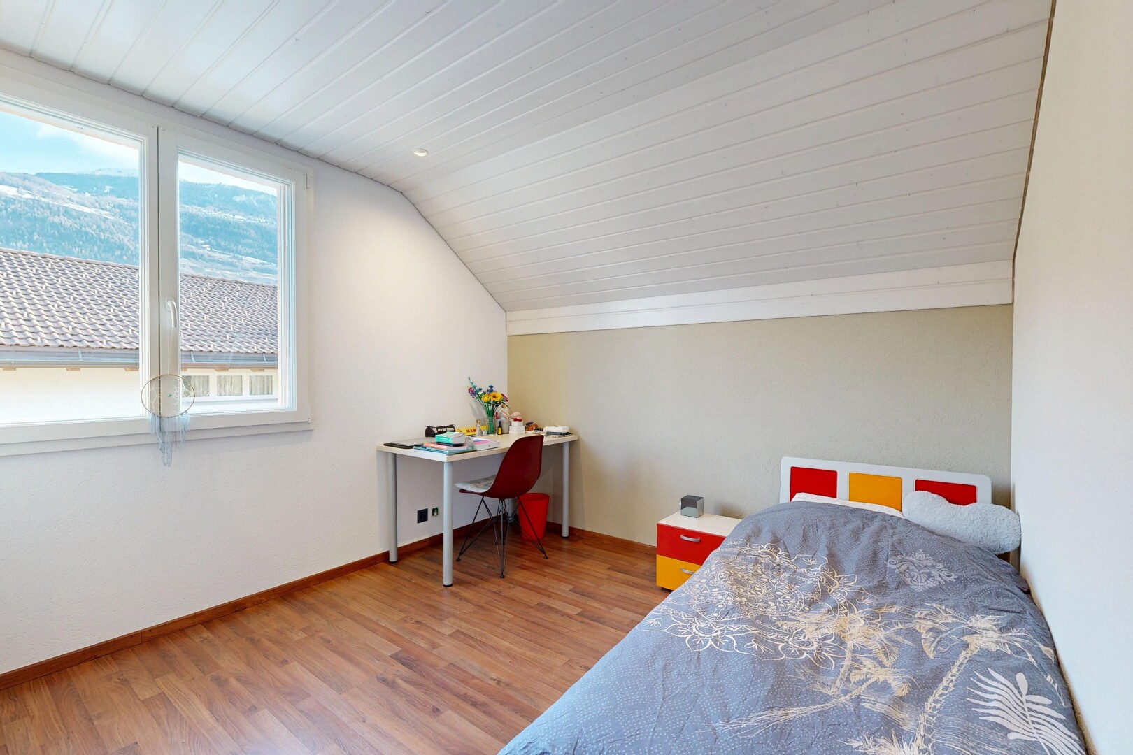 chambre avec lumière naturelle, natural light, plafond voûté, vaulted ceiling, et sol en finition bois