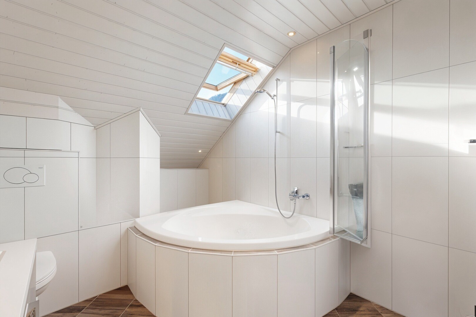 salle de bains avec puits de lumière, salle de bain complète, inside property, dark floor, et éclairage encastré