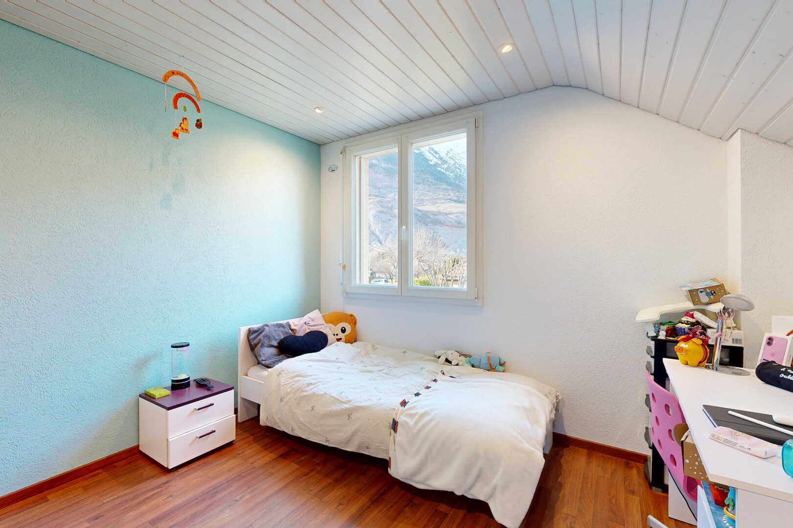chambre avec sol en finition bois, wood finish floor, lumière naturelle, natural light, et plafond voûté
