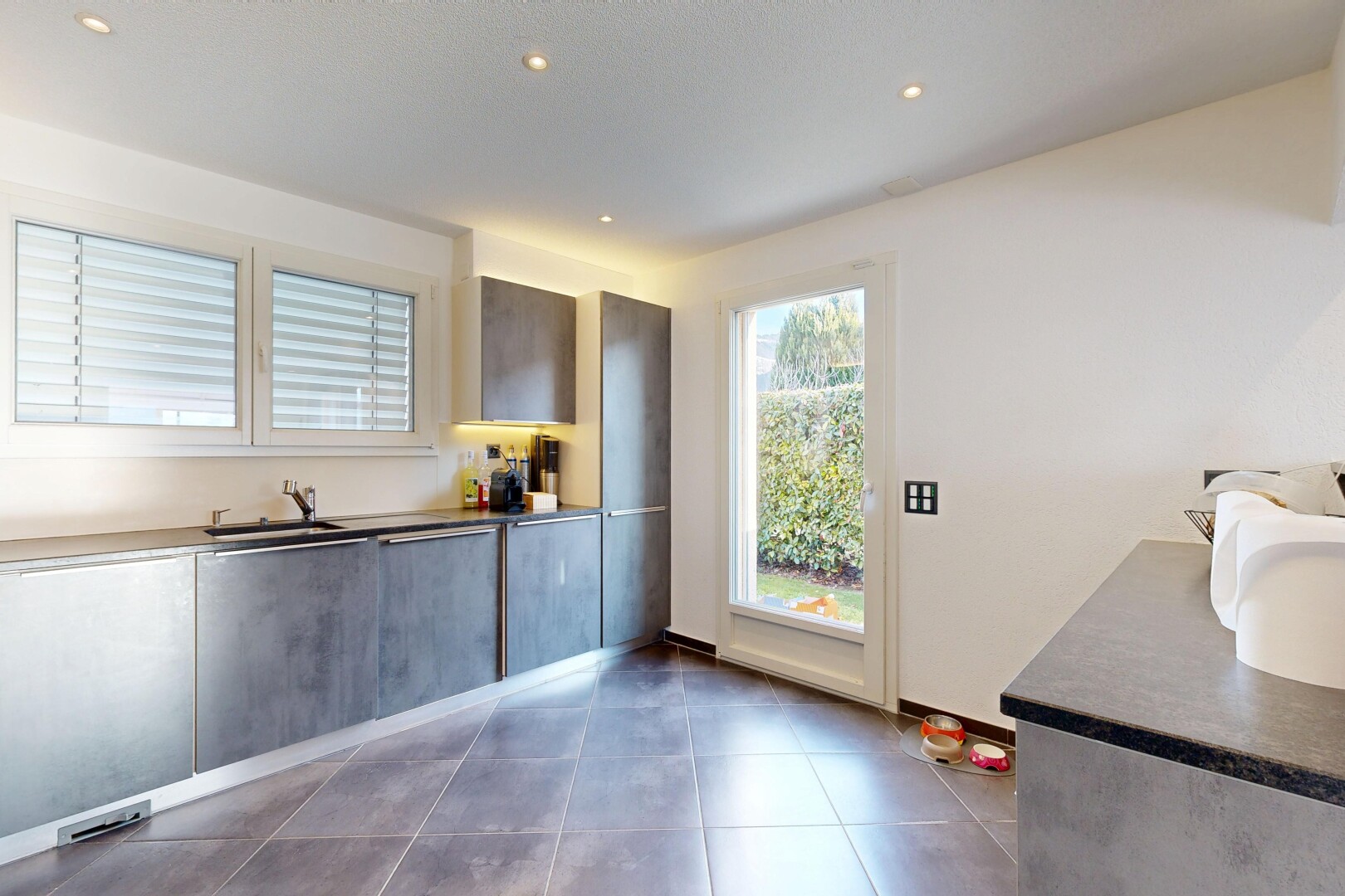 cuisine avec inside property, plans de travail, dark countertops, lumière naturelle, et natural light