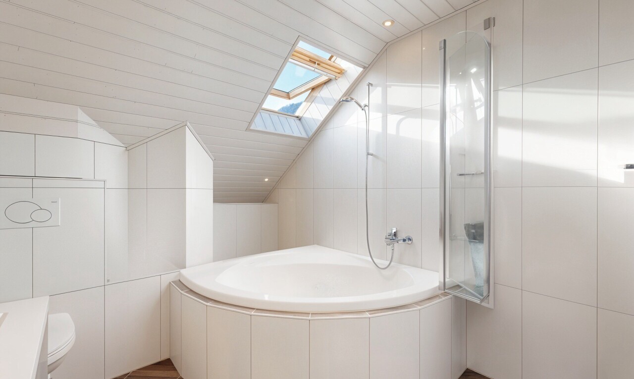 salle de bains avec puits de lumière, salle de bain complète, inside property, dark floor, et éclairage encastré