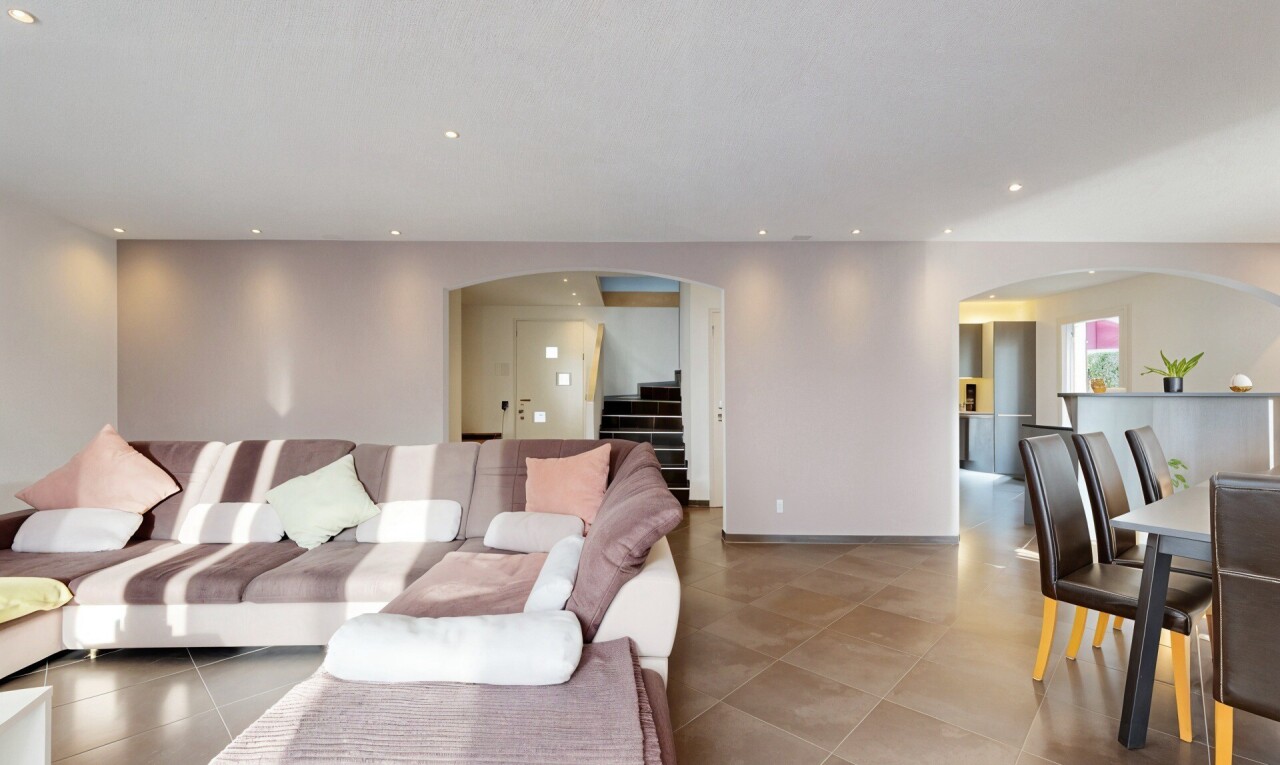 salon / salle à manger avec passages en arc, escaliers, éclairage encastré, recessed lighting, et inside property