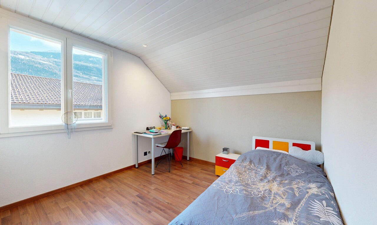 chambre avec lumière naturelle, natural light, plafond voûté, vaulted ceiling, et sol en finition bois