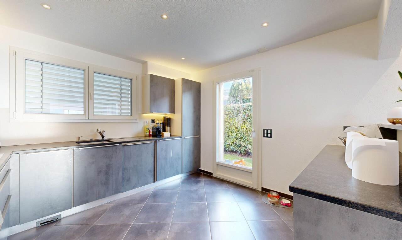 cuisine avec inside property, plans de travail, dark countertops, lumière naturelle, et natural light