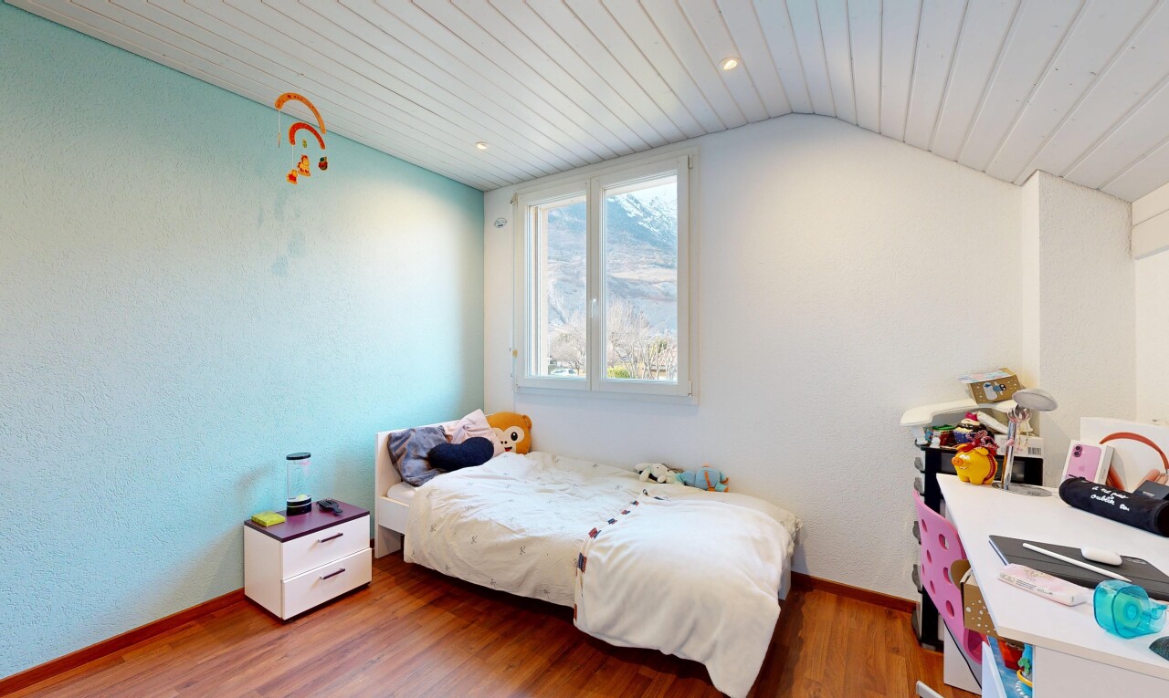 chambre avec sol en finition bois, wood finish floor, lumière naturelle, natural light, et plafond voûté