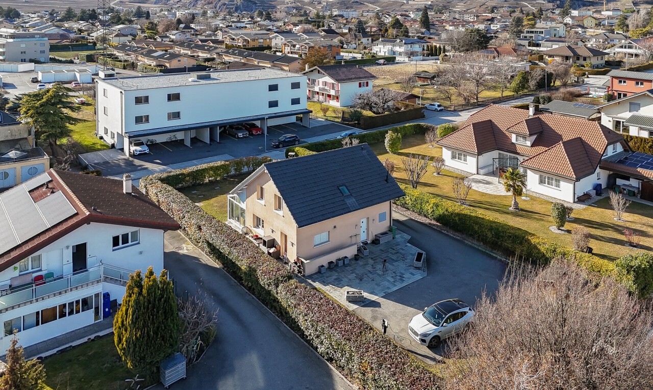 façade avec terrasse, vue résidentielle, residential view, et aire de stationnement