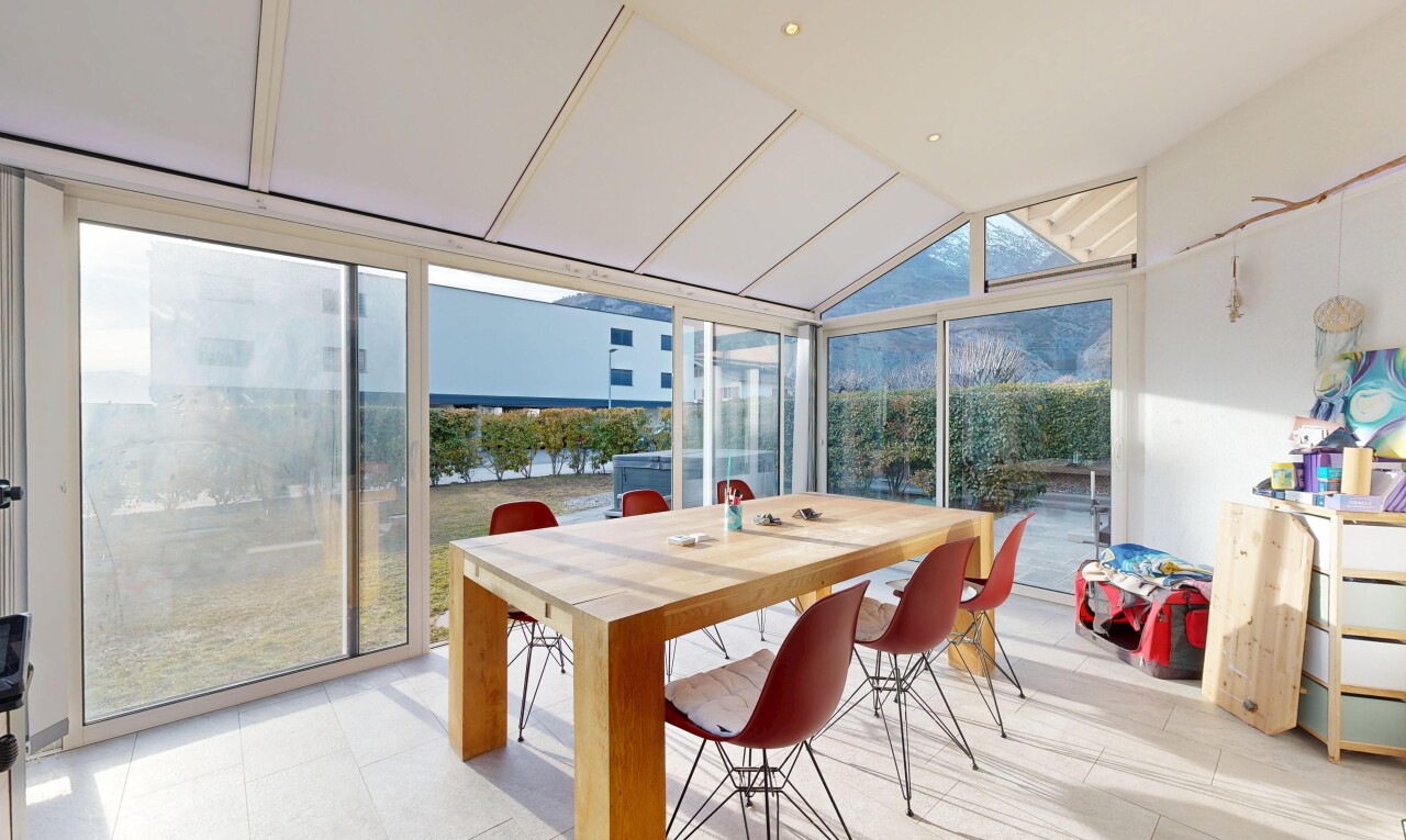 salle à manger avec fenêtres du sol au plafond, floor ceiling windows, lumière naturelle, natural light, et inside property