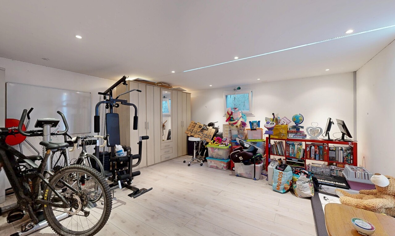 gym avec sol en finition bois, wood finish floor, inside property, cloison sèche, et drywall