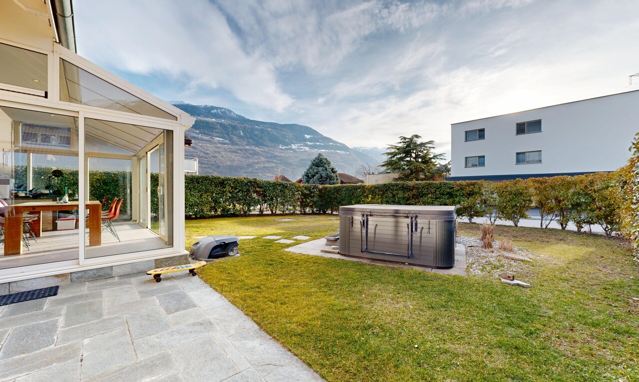jardin avec vue sur la montagne, mountain view, from property, day time, et pelouse