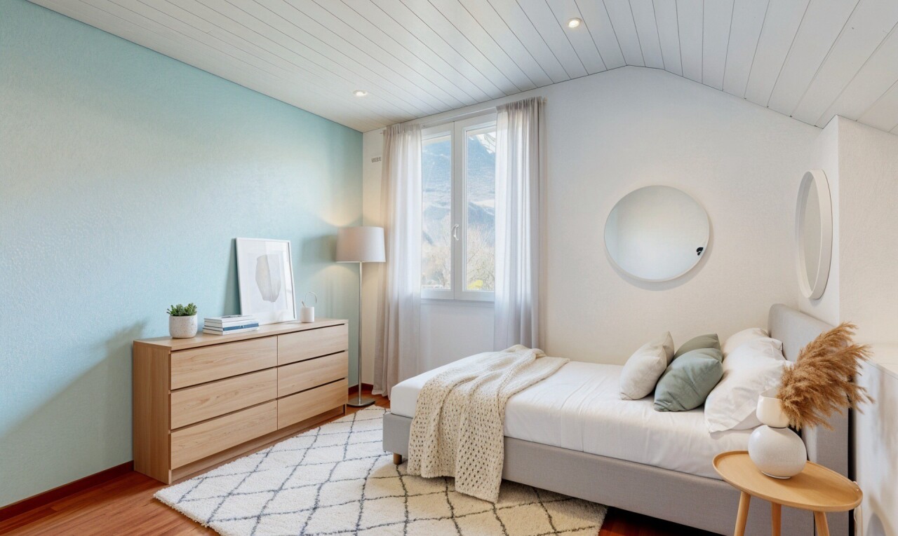 chambre avec sol en finition bois, wood finish floor, lumière naturelle, natural light, et plafond voûté