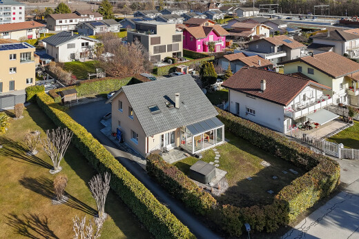 façade avec clôture, vue résidentielle, residential view, terrasse, et allée