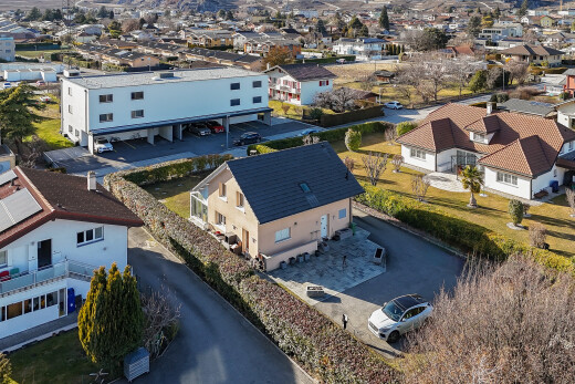 façade avec terrasse, vue résidentielle, residential view, et aire de stationnement