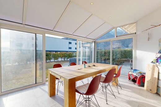 salle à manger avec fenêtres du sol au plafond, floor ceiling windows, lumière naturelle, natural light, et inside property