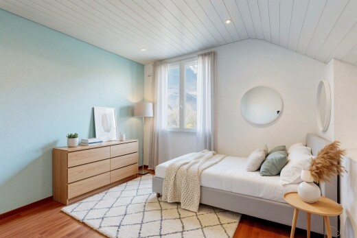 chambre avec sol en finition bois, wood finish floor, lumière naturelle, natural light, et plafond voûté