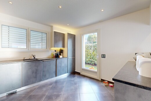cuisine avec inside property, plans de travail, dark countertops, lumière naturelle, et natural light