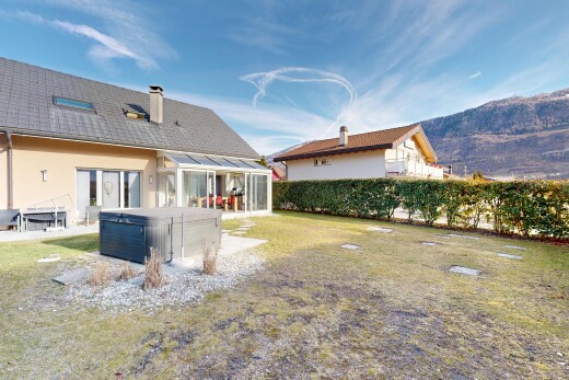 façade avec from property, pelouse, day time, bardage en stuc, et cheminée