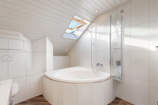 salle de bains avec puits de lumière, salle de bain complète, inside property, dark floor, et éclairage encastré