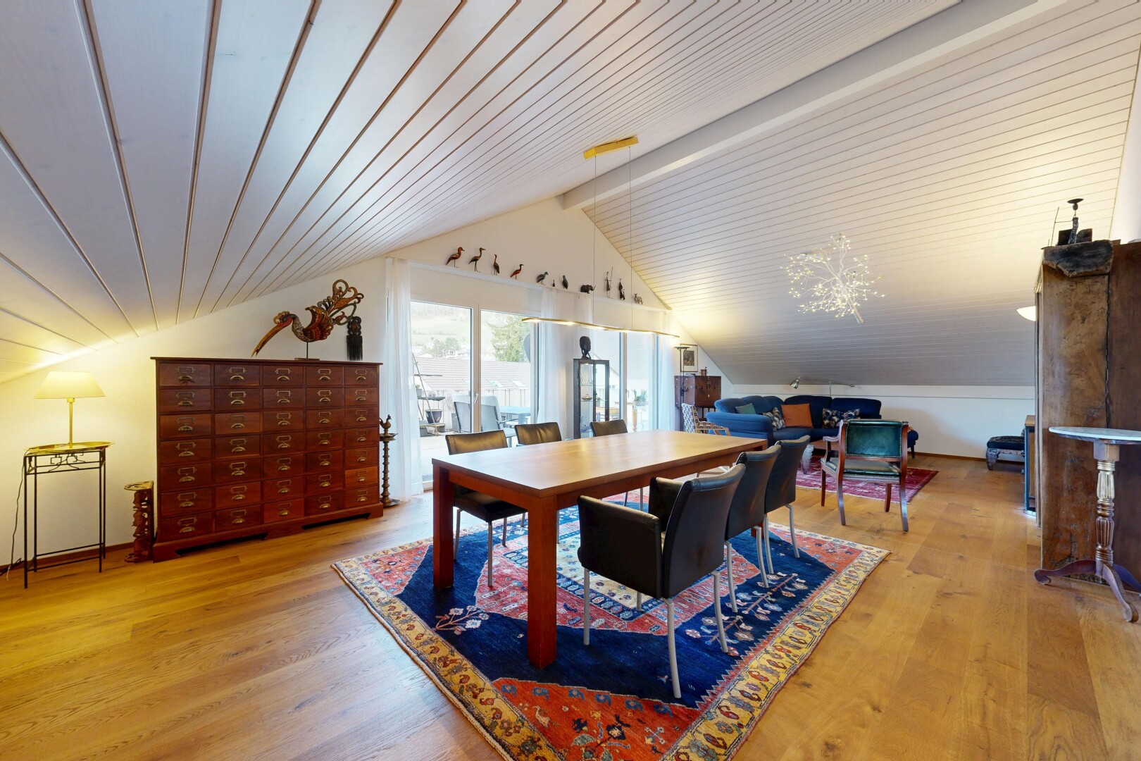 bureau avec wood finish floor, sol en finition bois, inside property, vaulted ceiling, et plafond voûté