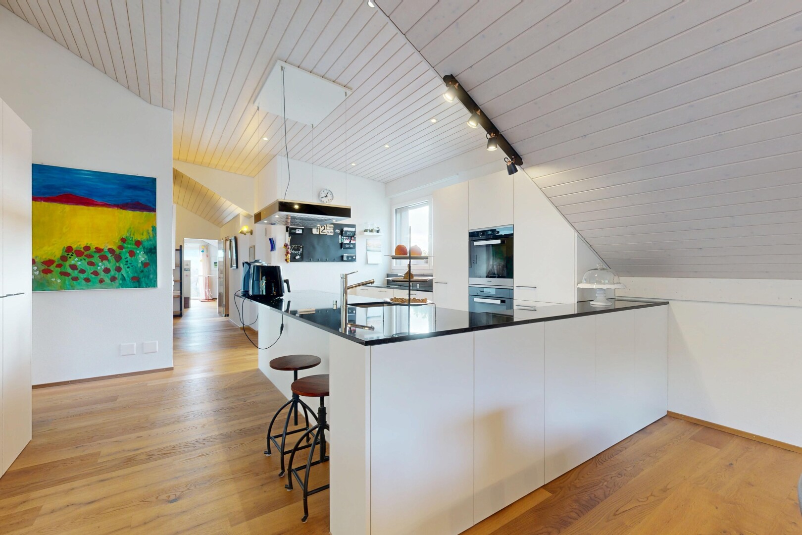 cuisine avec plafond en bois, wood ceiling, dark countertops, péninsule de cuisine, et kitchen peninsula