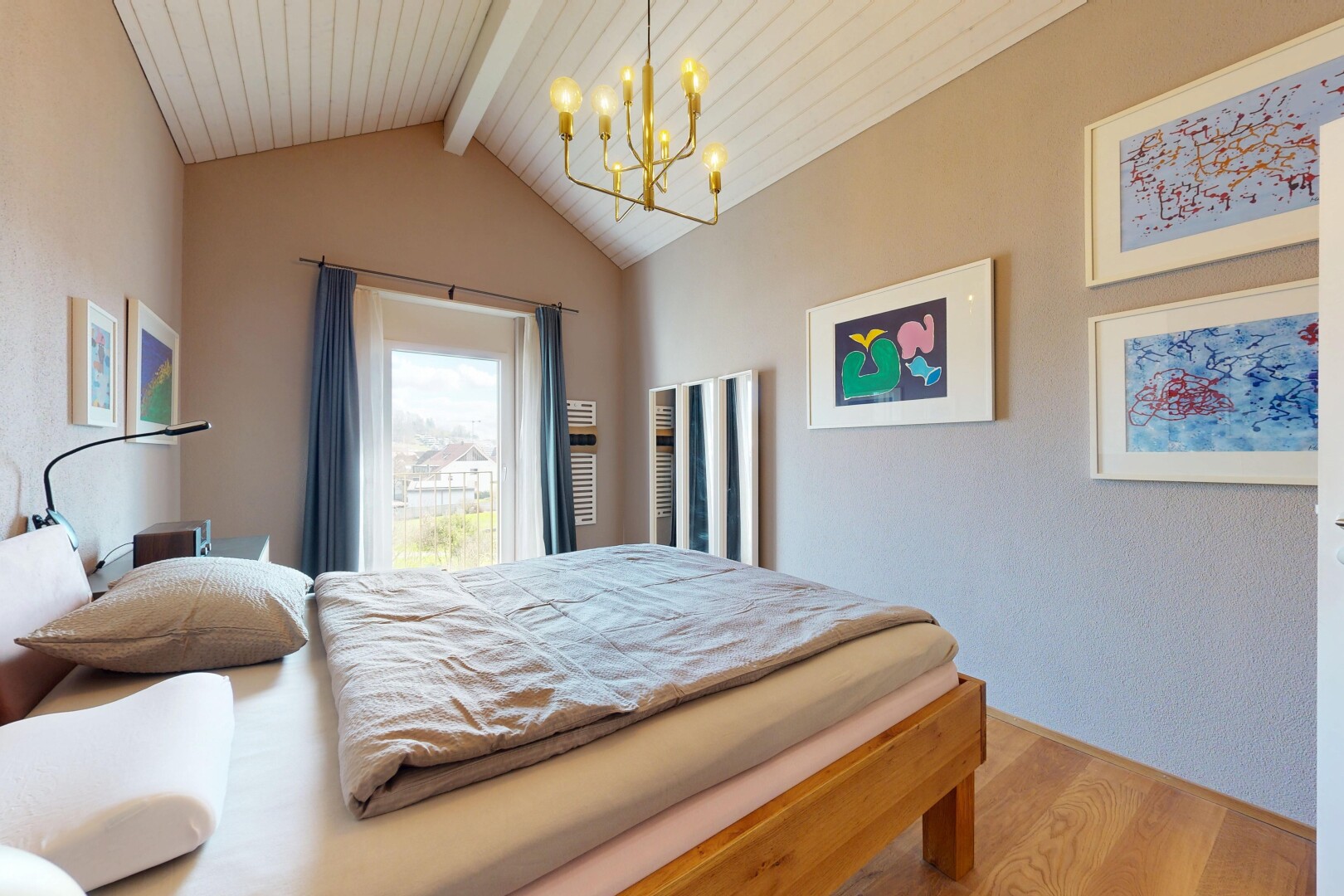 chambre avec lustre remarquable, sol en finition bois, wood finish floor, plafond à poutres, et beamed ceiling