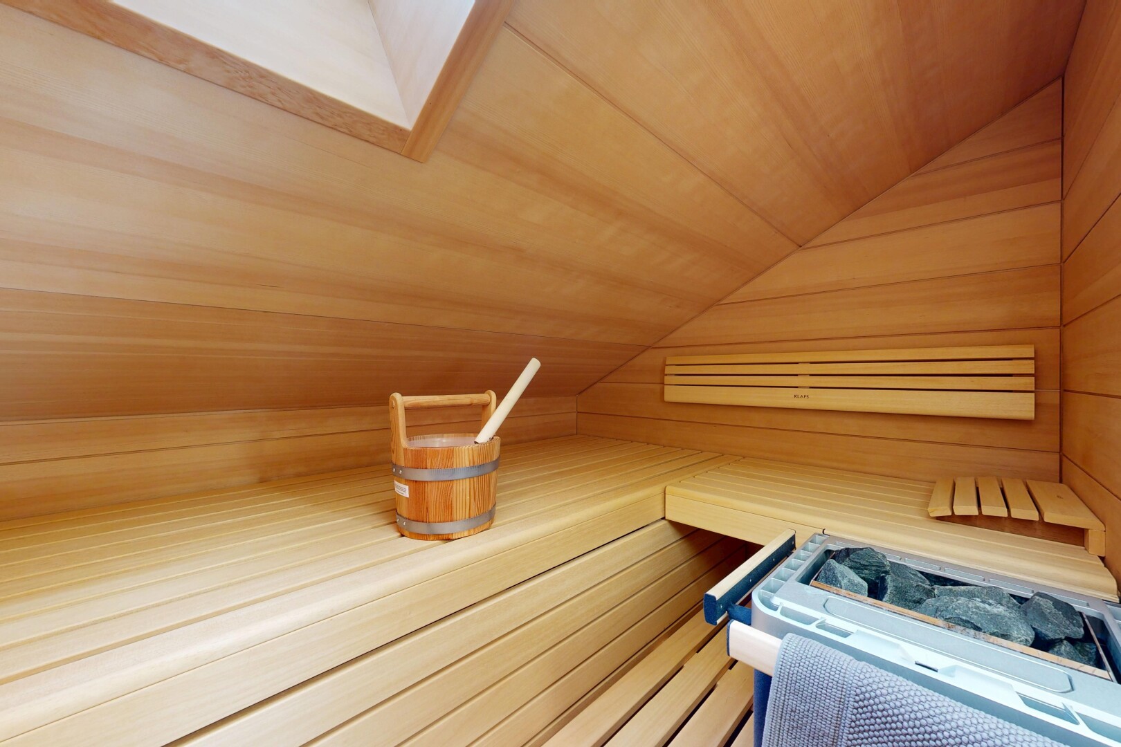 pièce vide avec sauna, wood ceiling, plafond en bois, inside property, et vaulted ceiling
