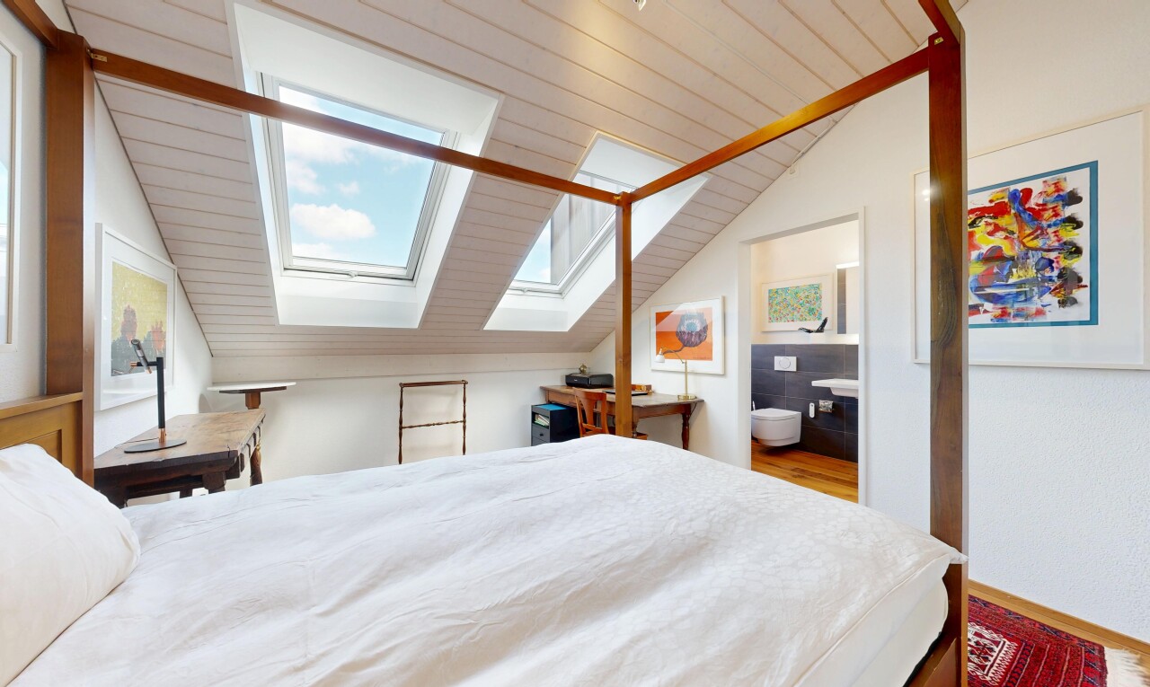chambre avec pièce supplémentaire, puits de lumière, inside property, plafond bas, et low ceiling