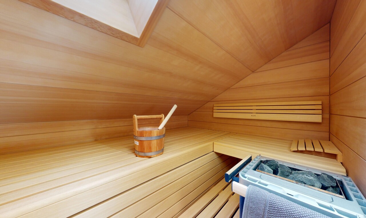 pièce vide avec sauna, wood ceiling, plafond en bois, inside property, et vaulted ceiling