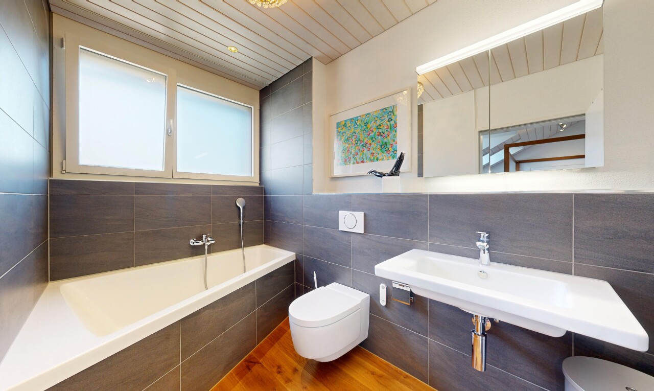 salle de bains avec mur en carrelage, tile wall, salle de bain complète, miroir, et bain