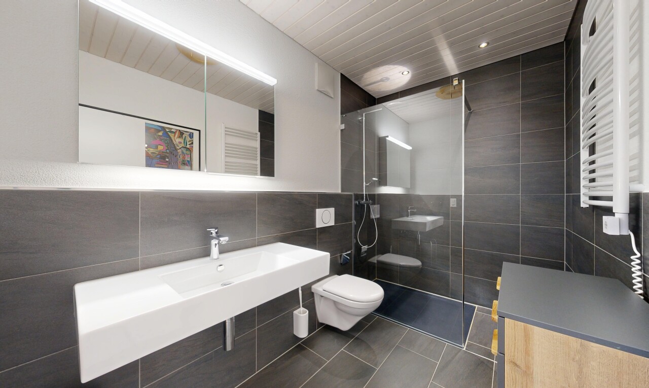 salle de bains avec mur en carrelage, tile wall, chauffe-serviettes, salle de bain complète, et douche