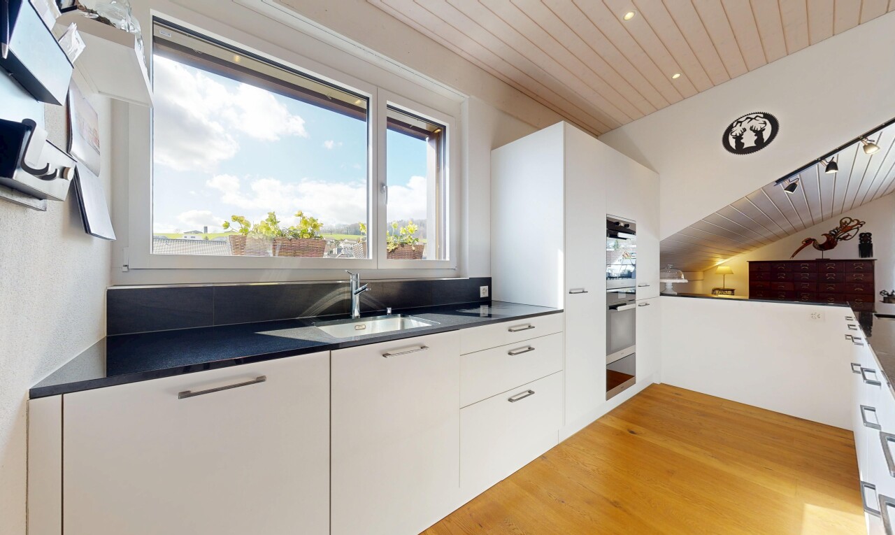 cuisine avec wood ceiling, plafond en bois, day time, dark countertops, et plans de travail