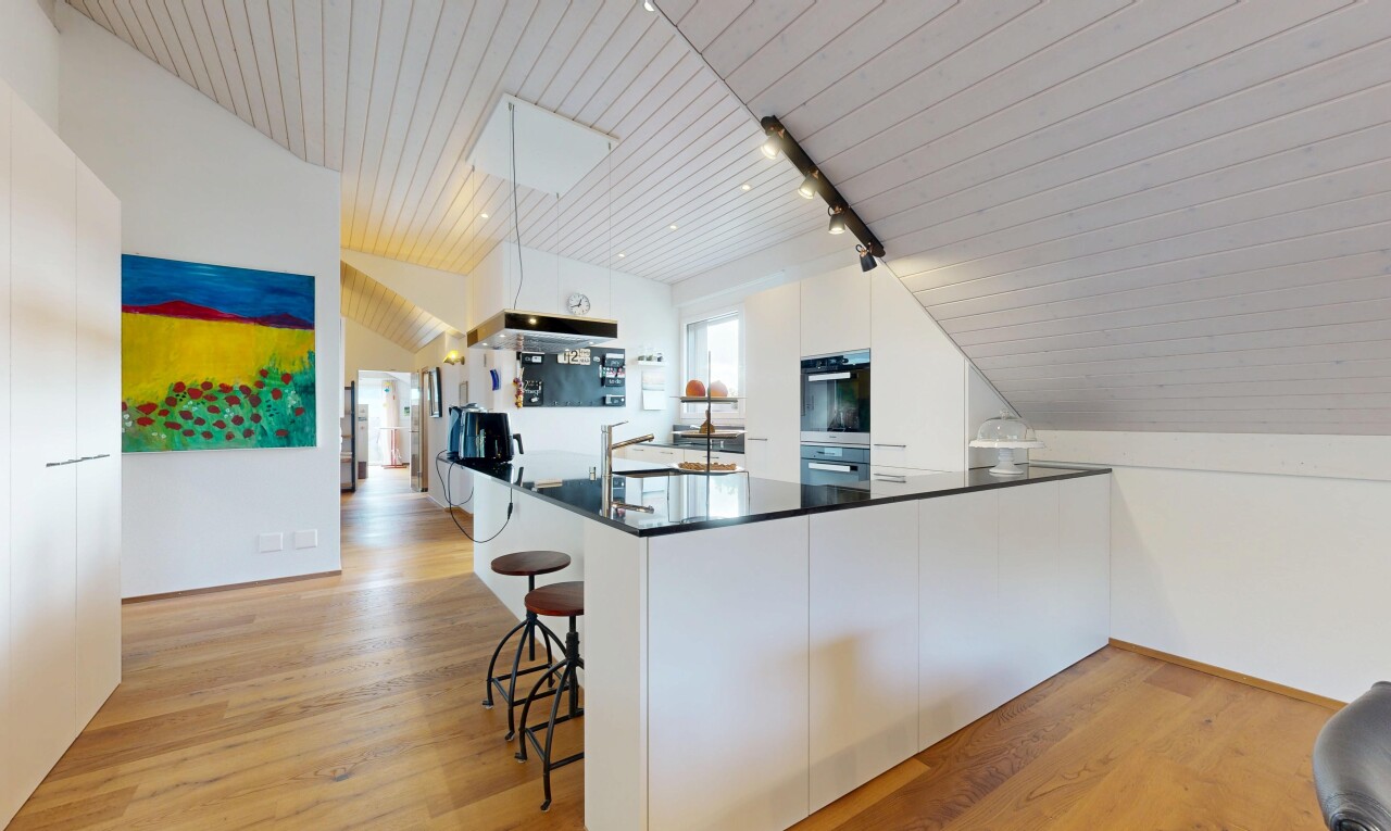 cuisine avec plafond en bois, wood ceiling, dark countertops, péninsule de cuisine, et kitchen peninsula