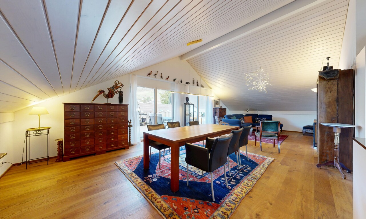 bureau avec wood finish floor, sol en finition bois, inside property, vaulted ceiling, et plafond voûté
