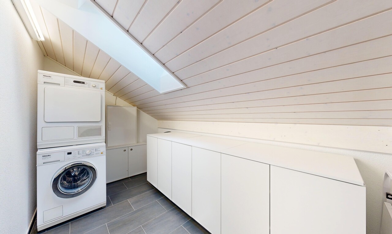 buanderie avec puits de lumière, plafond voûté, vaulted ceiling, buanderie, et plafond en bois