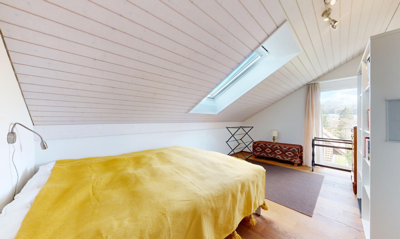 chambre avec puits de lumière, plafond bas, low ceiling, plafond voûté, et vaulted ceiling