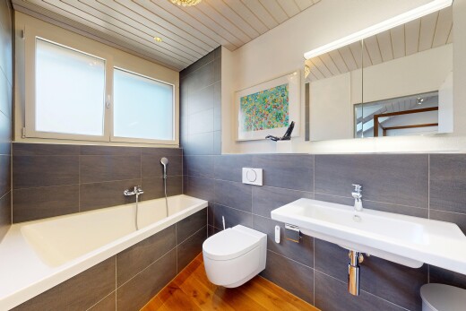 salle de bains avec mur en carrelage, tile wall, salle de bain complète, miroir, et bain