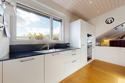 cuisine avec wood ceiling, plafond en bois, day time, dark countertops, et plans de travail