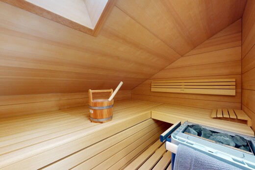 pièce vide avec sauna, wood ceiling, plafond en bois, inside property, et vaulted ceiling