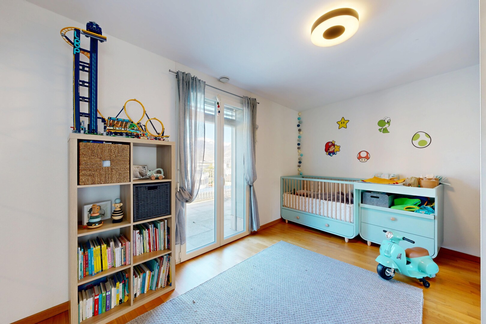 zimmer / schlafzimmer mit wood finish floor, holzfußboden, drywall, gipskartonwand, und natural light