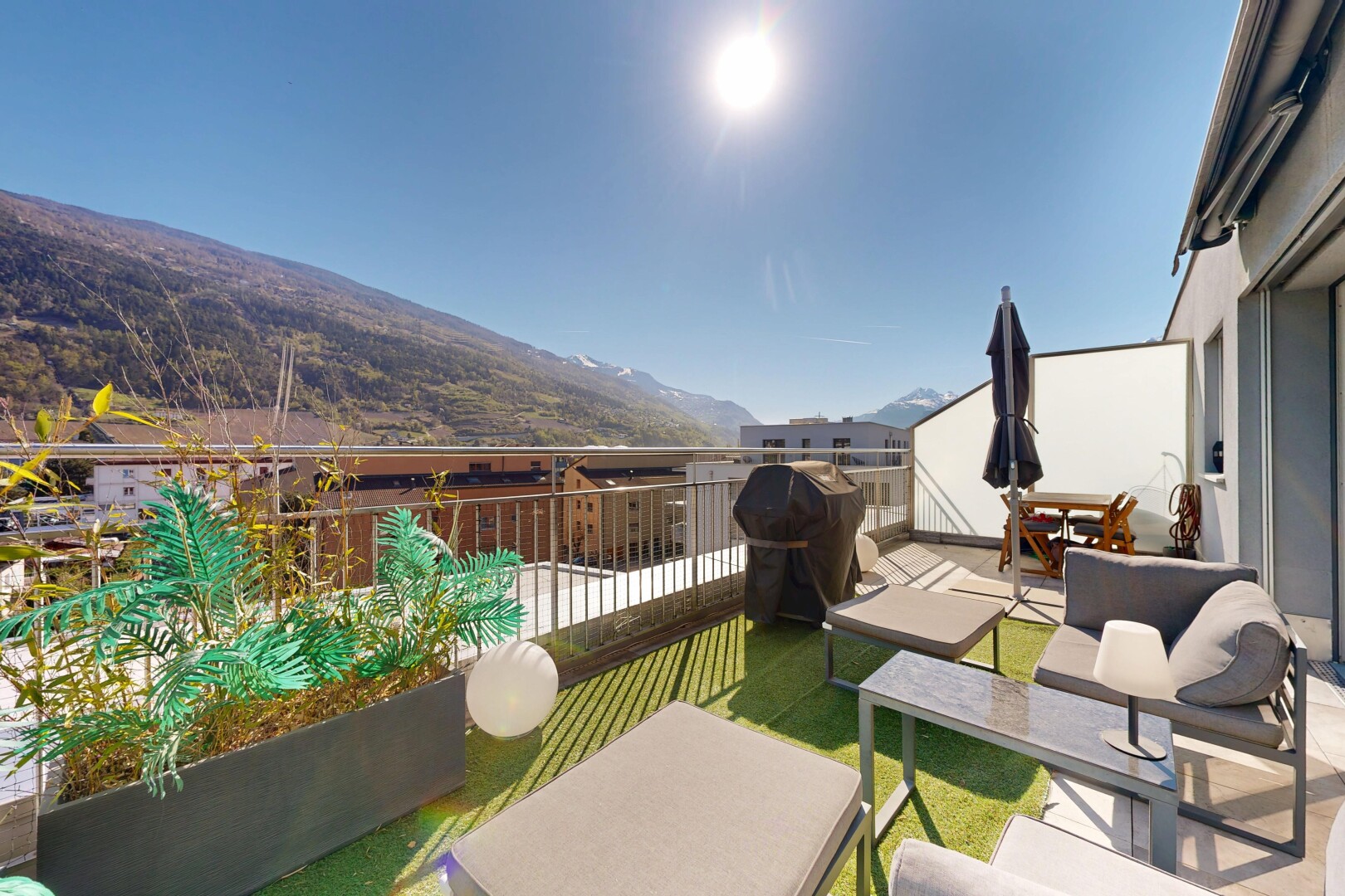 balkon mit terrasse, from property, day time, grill, und blick auf die berge