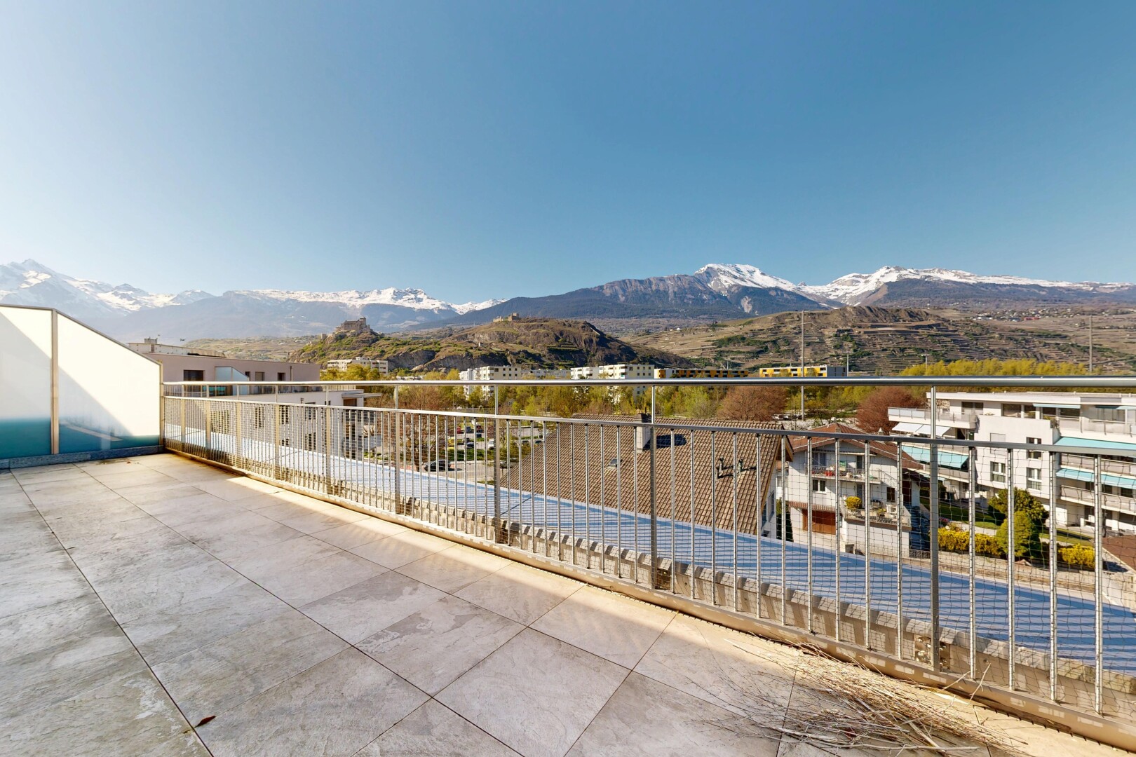 terrasse mit terrasse, blick auf die berge, mountain view, day time, und from property