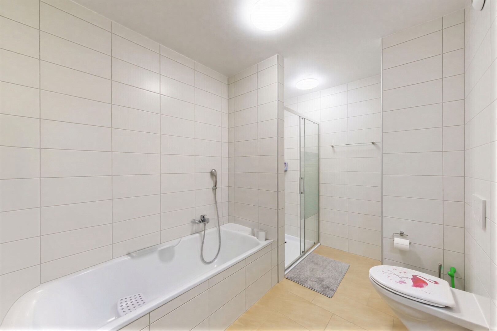 bad mit tile wall, fliesenwand, dusche, inside property, und toilette