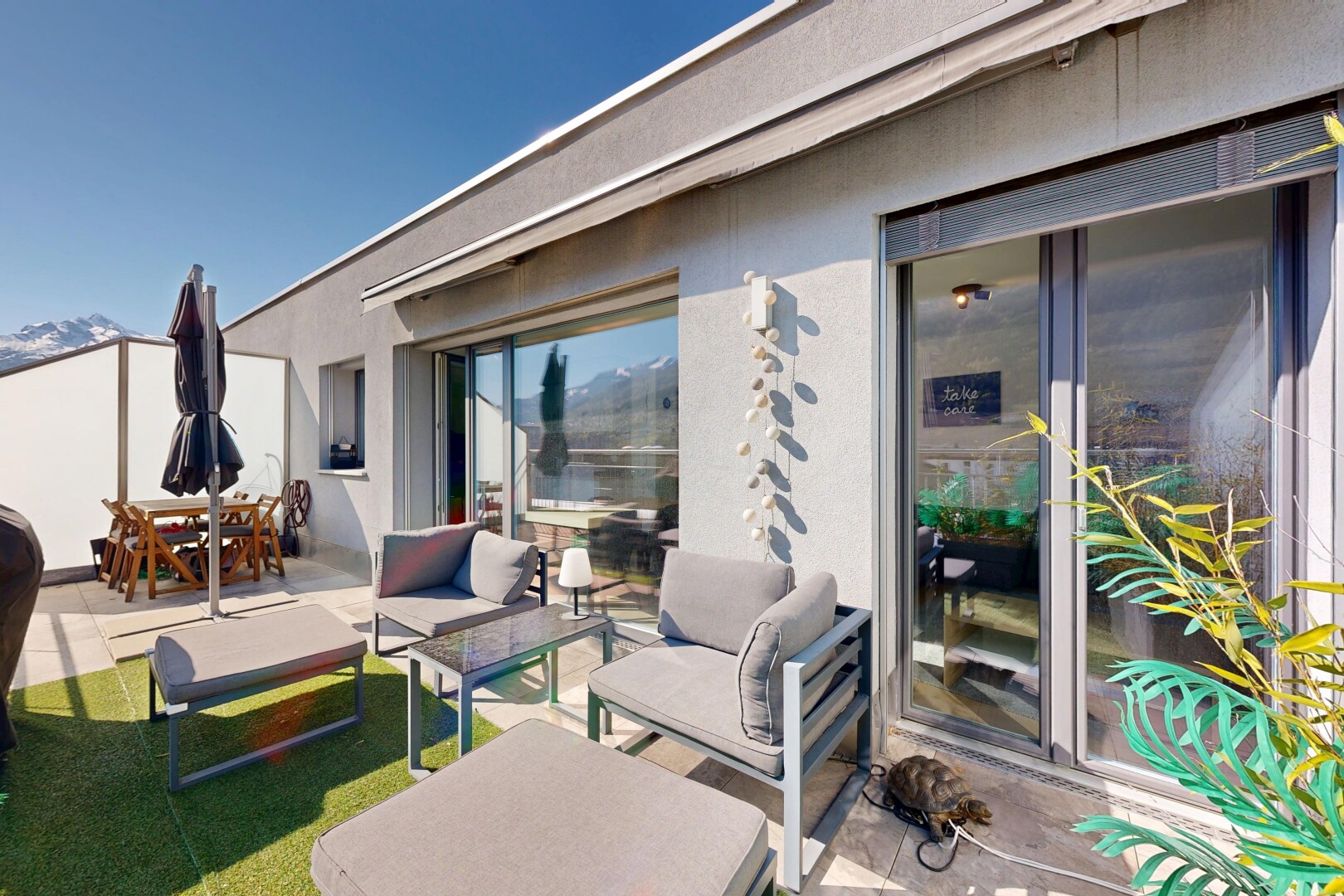 terrasse mit essbereich im freien, property visible, wohnraum im freien, day time, und animal