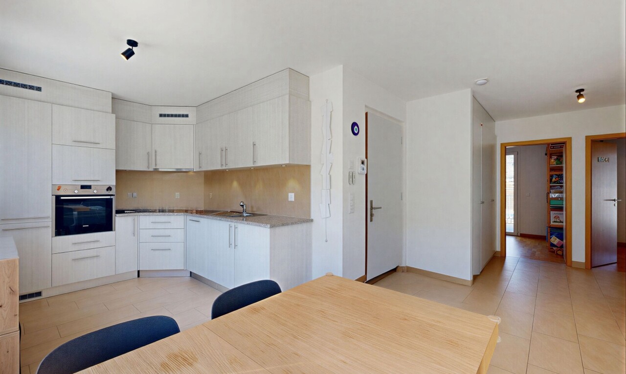 küche mit light floor, ofen, gipskartonwand, drywall, und inside property