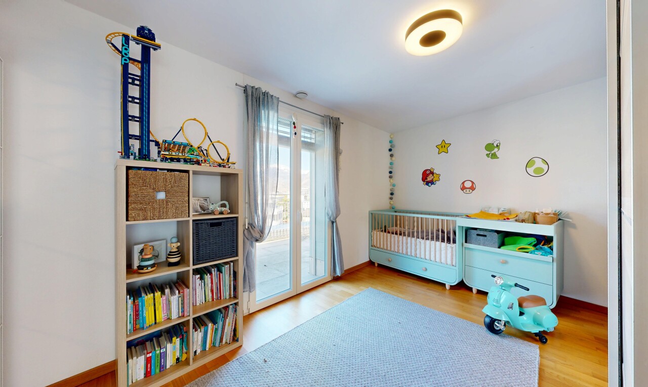 zimmer / schlafzimmer mit wood finish floor, holzfußboden, drywall, gipskartonwand, und natural light