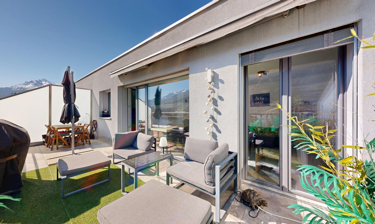 terrasse mit essbereich im freien, property visible, wohnraum im freien, day time, und animal