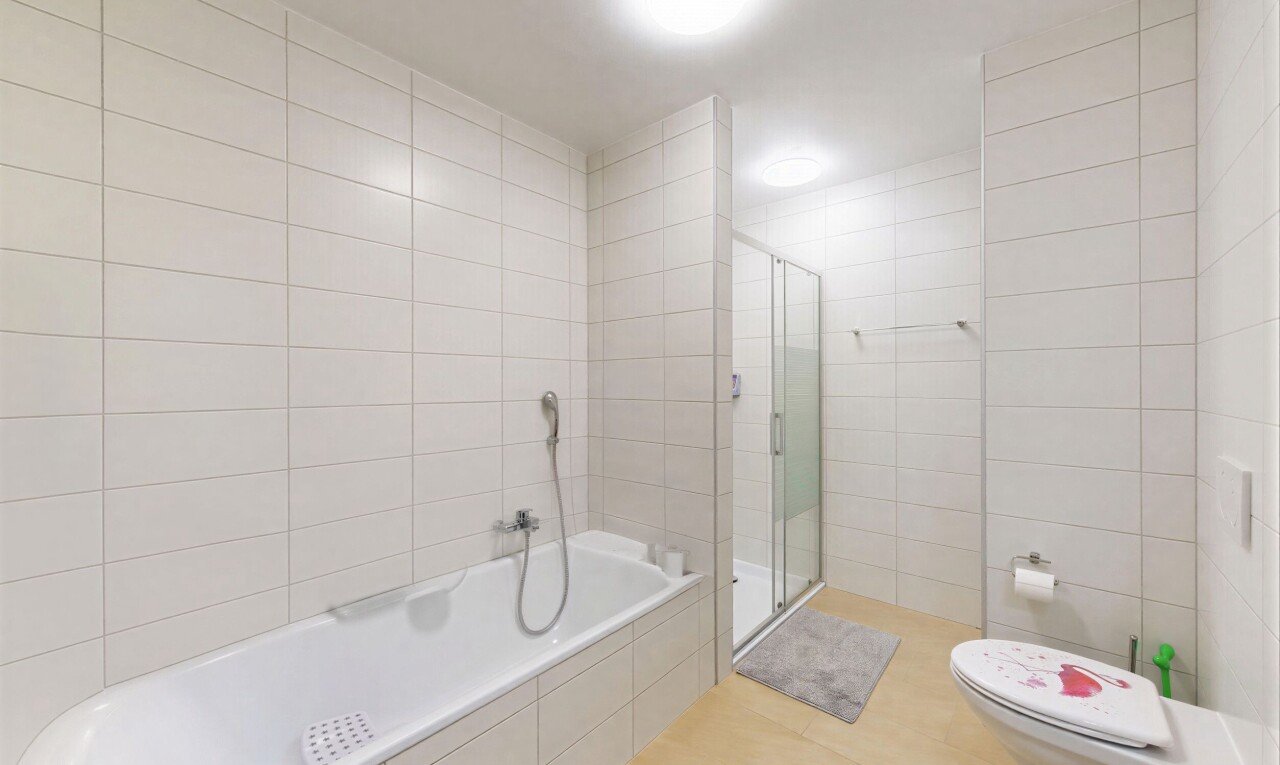 bad mit tile wall, fliesenwand, dusche, inside property, und toilette