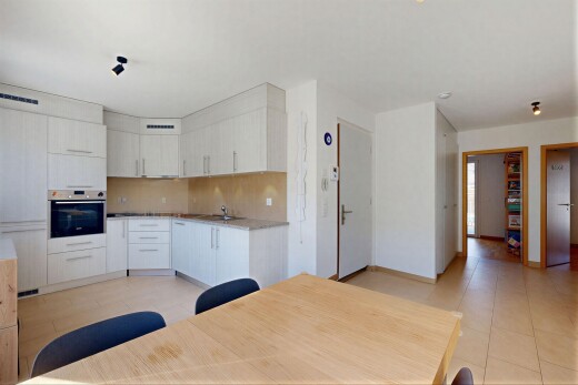 cuisine avec light floor, four, cloison sèche, drywall, et inside property